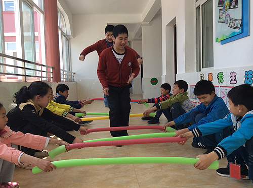 图为小雷和小宇在特教学校课间和同学做游戏