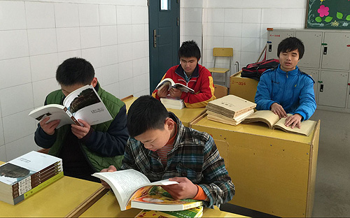 江西省南昌市盲童学校学生在阅览室触摸盲书