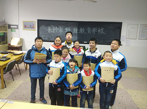 湖南省长沙市盲聋哑学校学生在阅览室合影 