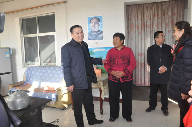 中国残疾人福利基金会领导到宁夏患者朱月红政府扶贫安置房中堂