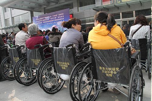 图为香港方树福堂基金、方润华基金捐资轮椅发放仪式现场及捐赠的轮椅