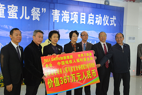 图为王乃坤副主席、苏宁常委、范家辉总裁等领导共同举起捐赠牌匾