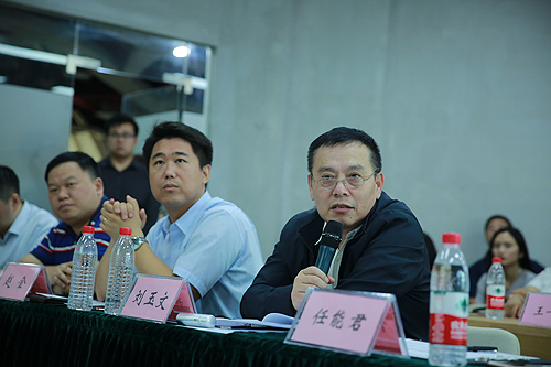 图为评委向参赛选手提问