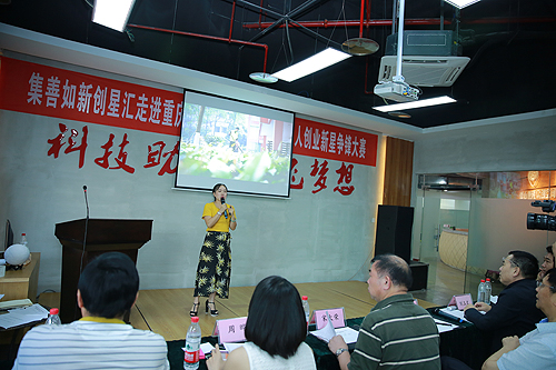 图为参赛选手演讲