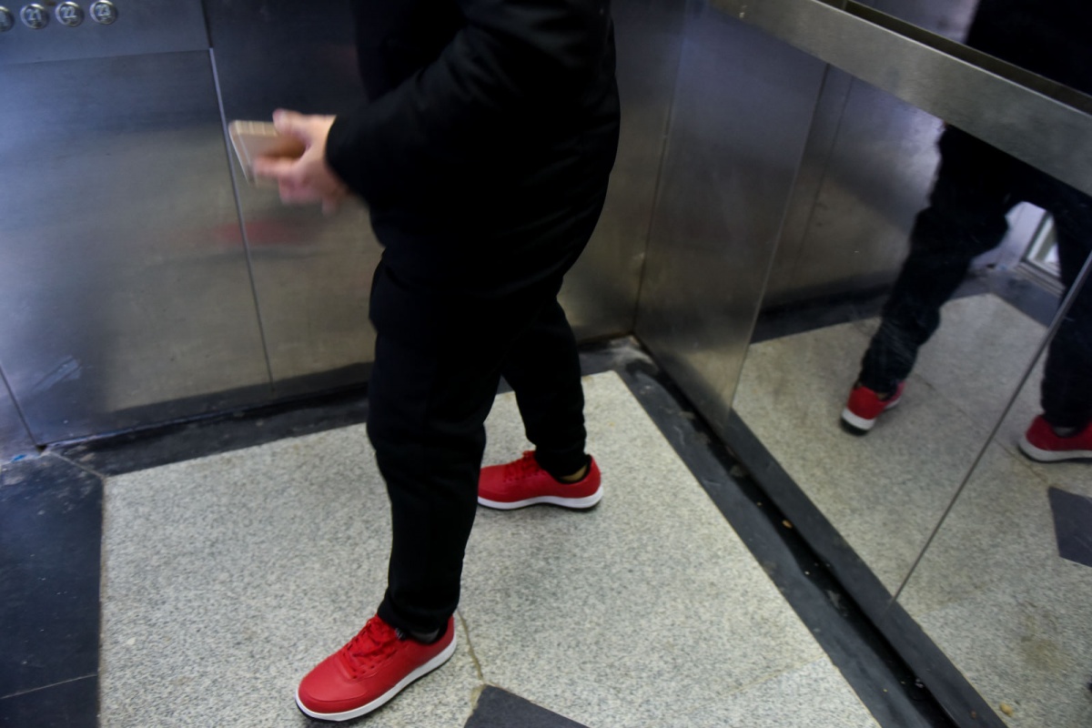 电梯里李洪军对着镜子看了又看，不仅仅是对鞋子的喜欢，
而是双脚穿着鞋子的这种感觉太珍贵
