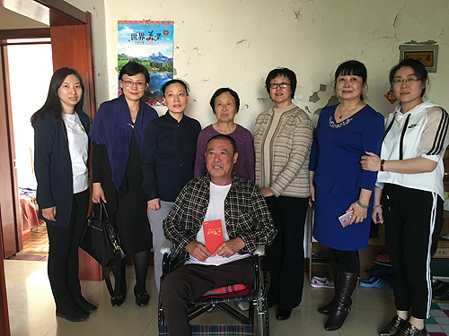 图为项目组入户回访黑龙江省术后贫困白内障患者