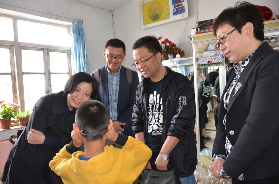 图为康复项目部王岩副主任看望辽宁省受助儿童