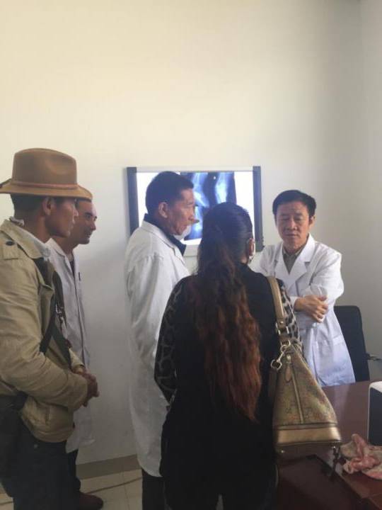 图为骨科专家曲铁兵为西藏患者义诊