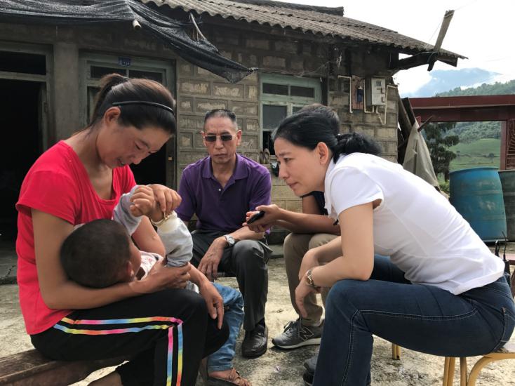 图为康复项目部王岩副主任探访贫困眼疾患儿家庭
