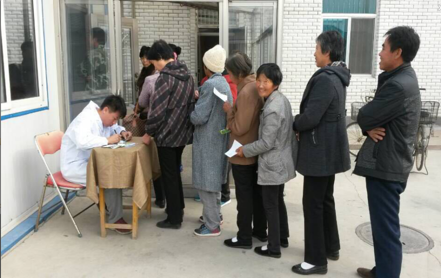 图为陕西省白内障项目患者排队等待登记