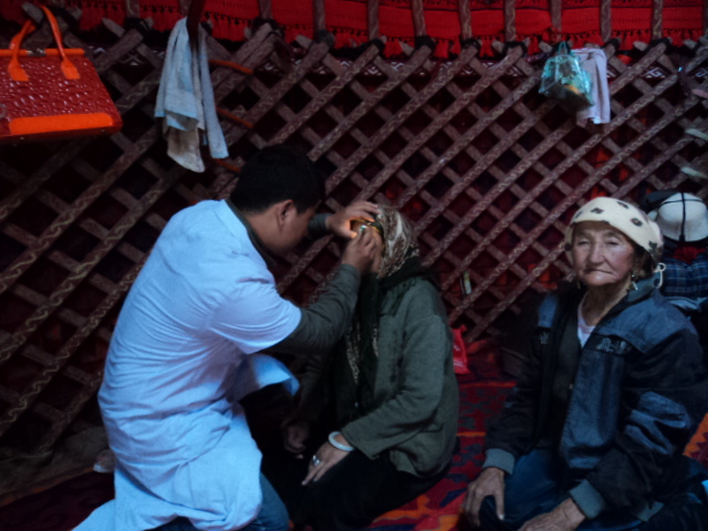 图为眼科医生为新疆牧场牧民开展白内障筛查