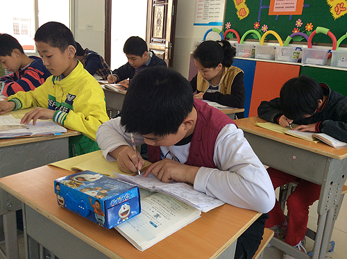 小雷在特教学校认真听课做笔记