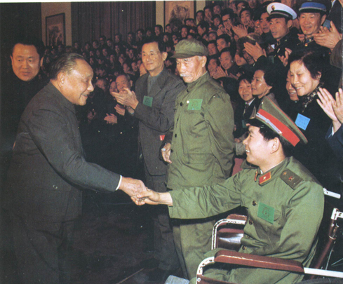 1986年，邓小平接见战地英雄、伤残军人展亚平。