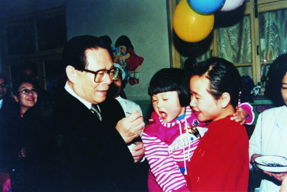 1993年，江泽民给儿童喂服预防脊髓灰质炎糖丸。