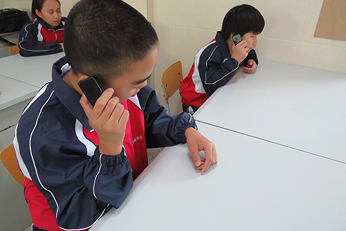 陕西省西安市盲哑学校盲生在用听书郎听书