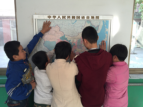 孟杰盲校学生在触摸语音地图