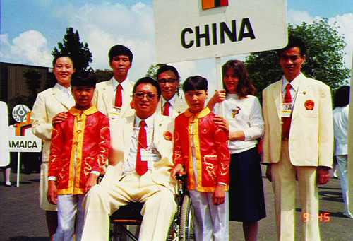1986年，王鲁光率团参加世界残疾人职业技能比赛