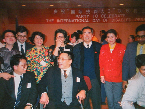 1992年，邓朴方出席联合国确立的“国际残疾人日”活动