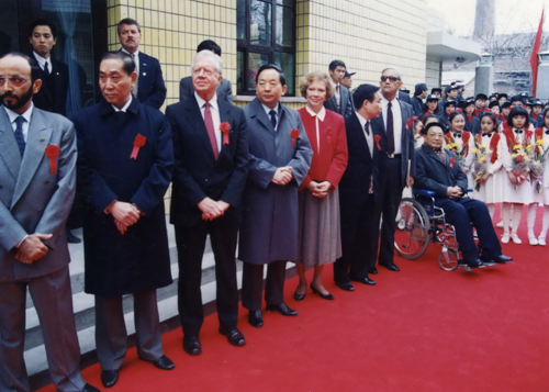 1991年4月14日，美国前总统卡特（左二）及夫人和田纪云（左三）、崔乃夫（左一）、 邓朴方等出席由美国捐助的现代假肢生产线落成剪彩仪式
