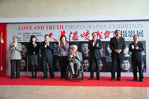 2011年12月8日，中国残疾人福利基金会、北京奥运城市发展促进会共同举办“人道温暖我们”摄影展。 国际残奥委会主席克雷文出席开幕式