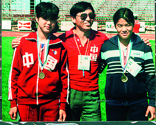 1984年6月21日，平亚丽、赵继红两位残奥冠军和她们的教练田麦久。.jpg