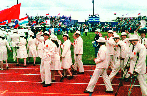1984年，一支24人的体育代表团飞往美国代表中国的残疾人参加第七届残奥会。.jpg