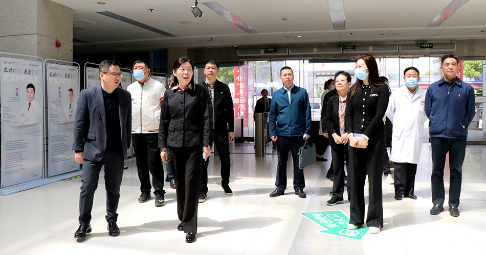 1图为与会领导参观项目执行医院.jpg